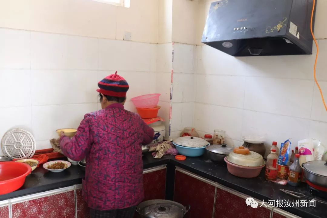 汝州:旧宅新居"两重天 老汉搬家乐开花